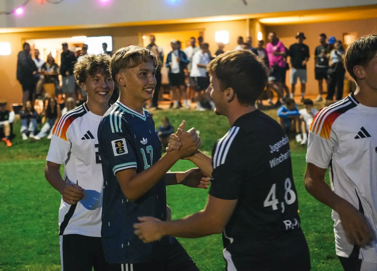 Zwei Spieler klatschen sich nach dem Spiel ab