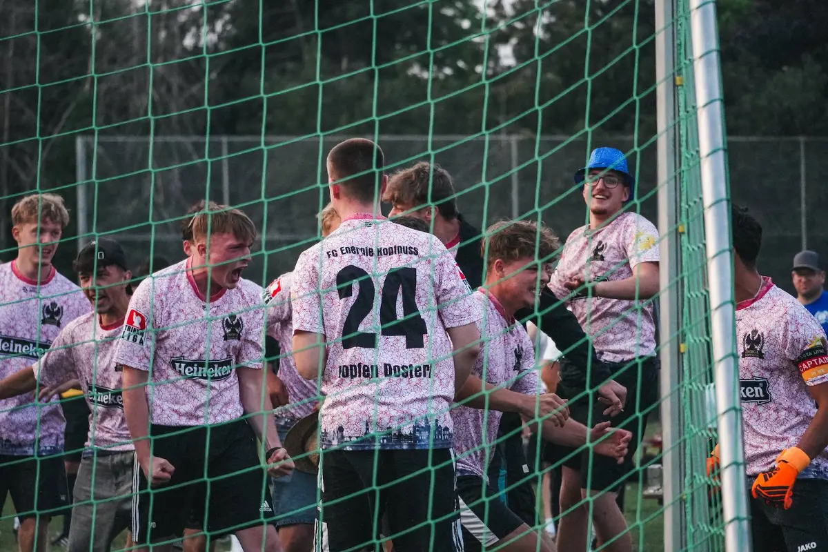 Ein Torwart mit der Nummer 24 steht im Tor, dahinter Zuschauer
