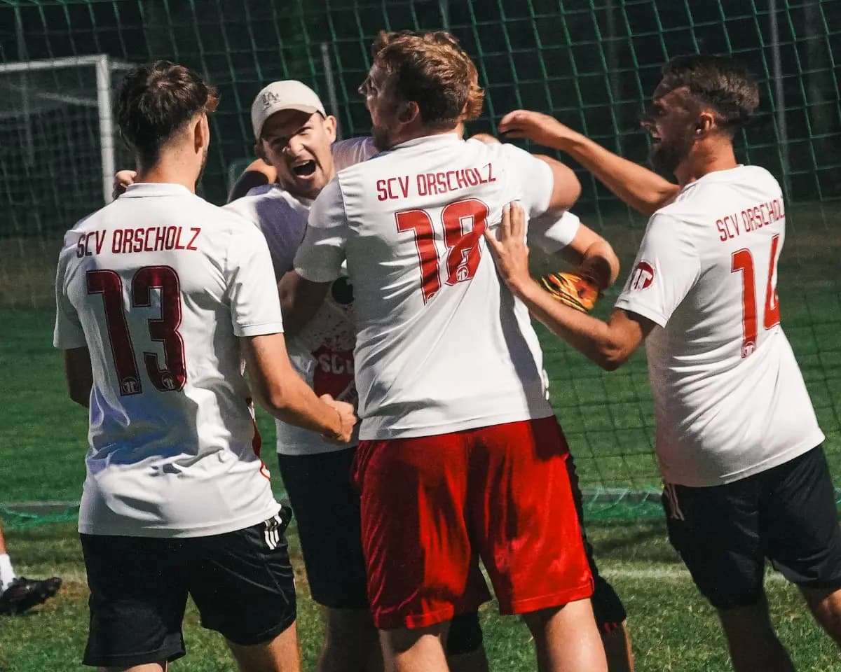 Ein Team in weißen SV-Fisch-Trikots steht beieinander