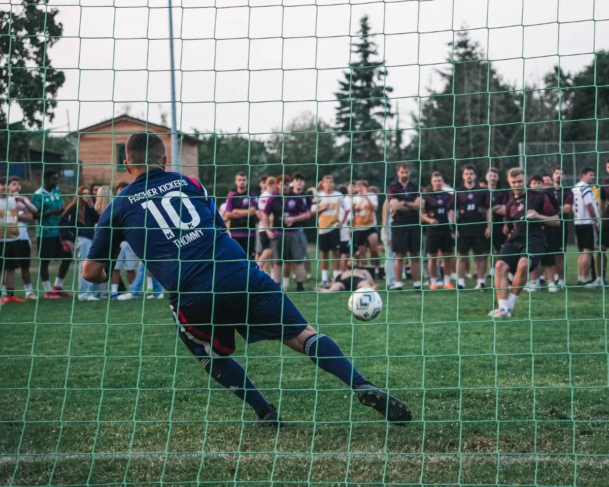 Ein Torwart mit der Nummer 10 fliegt nach dem Ball