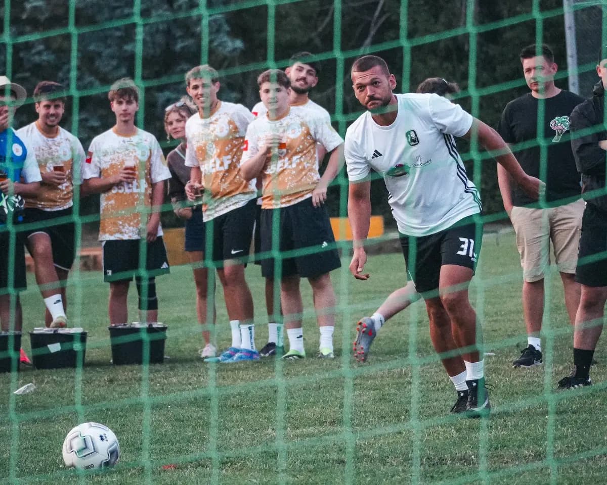 Ein Spieler schießt, die Mitspieler schauen zu