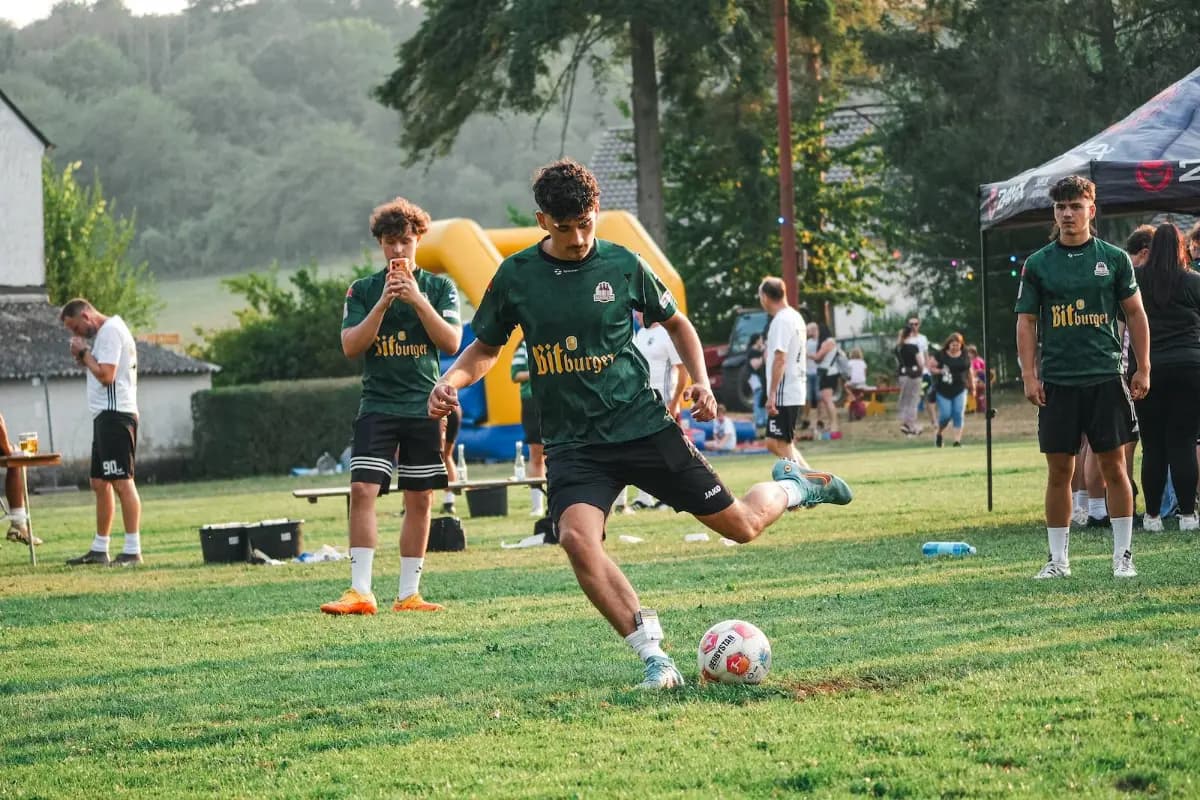 Ein Spieler führt den Ball über den Platz