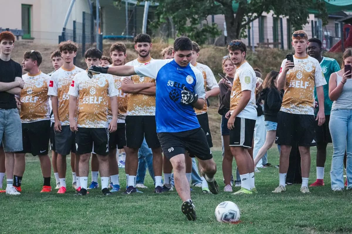 Spieler und Zuschauer stehen in Gruppen beisammen