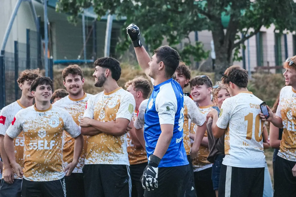 Ein Team in Weiß und Blau jubelt nach dem Spiel