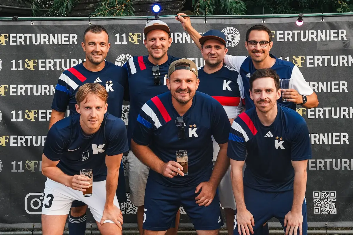 Ein Team posiert vor der Fotowand des Elferturniers