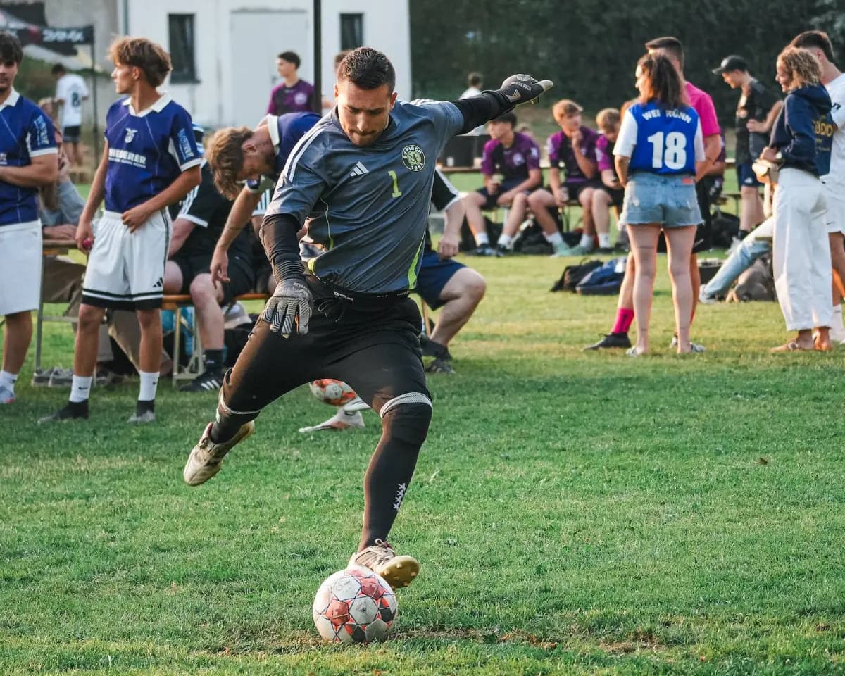 Ein Spieler zieht ab, der Ball ist noch am Fuß