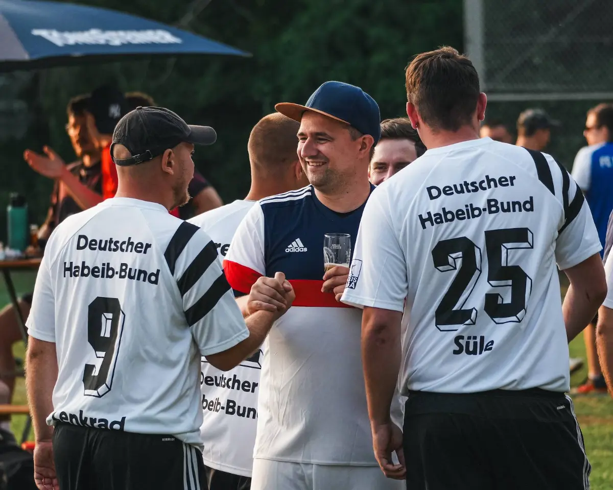 Spieler in dunklen Trikots mit den Nummern 9 und 25