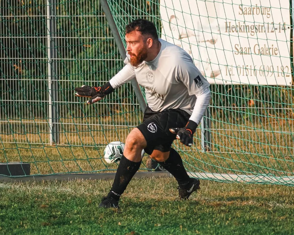 Ein Spieler in Weiß beim Anlauf zum Schuss