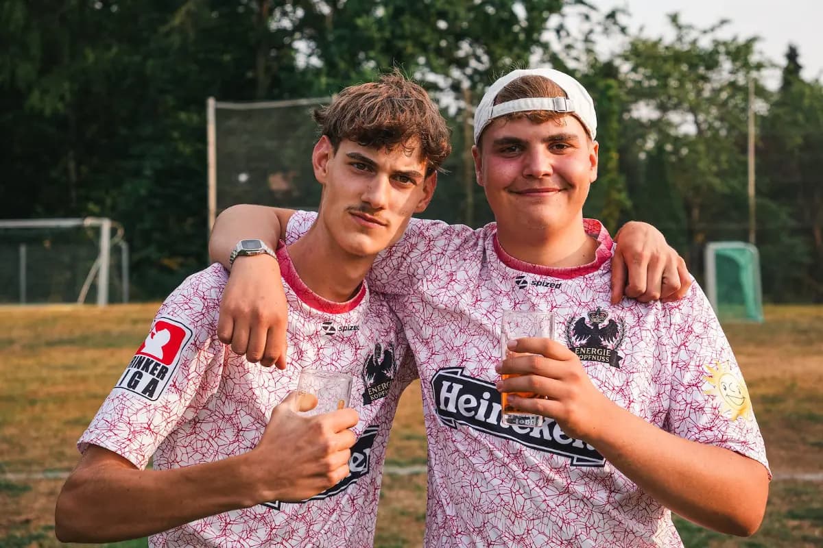 Zwei Spieler stehen zusammen, einer in Rosa, einer in Weiß