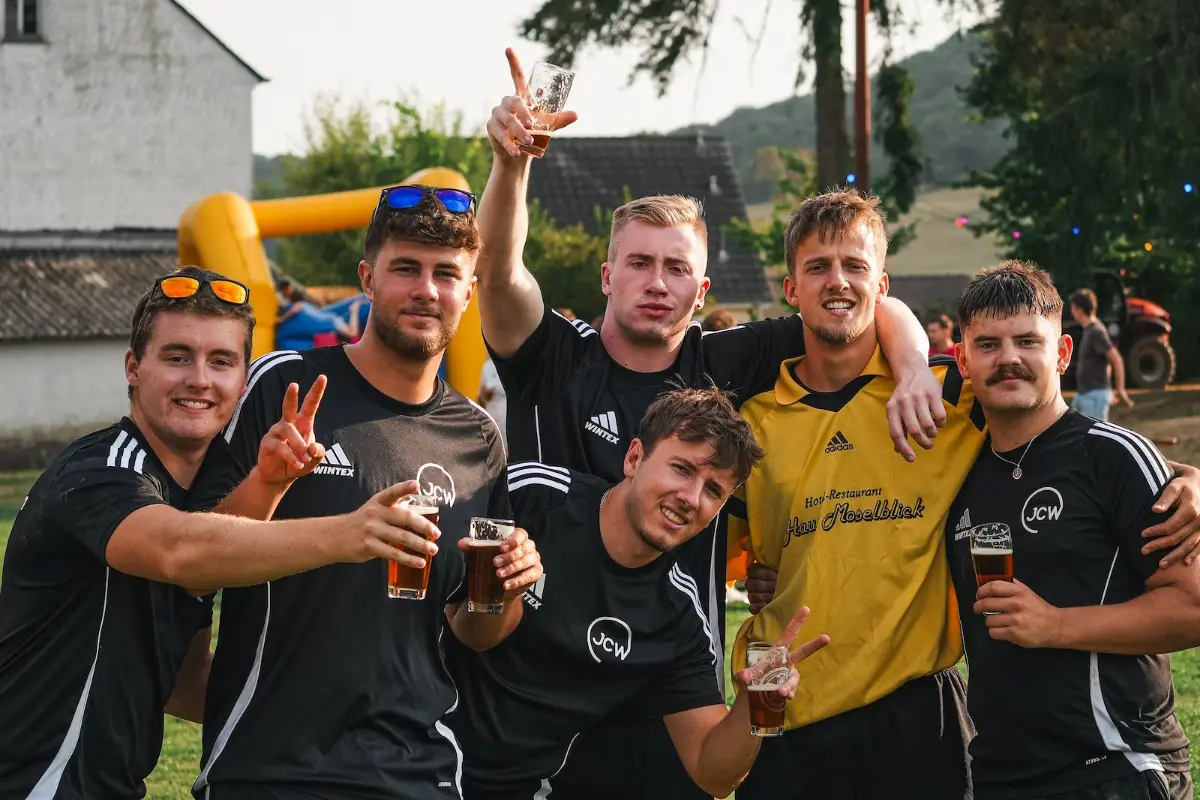 Eine Gruppe steht beisammen, der Torwart in Gelb dazwischen
