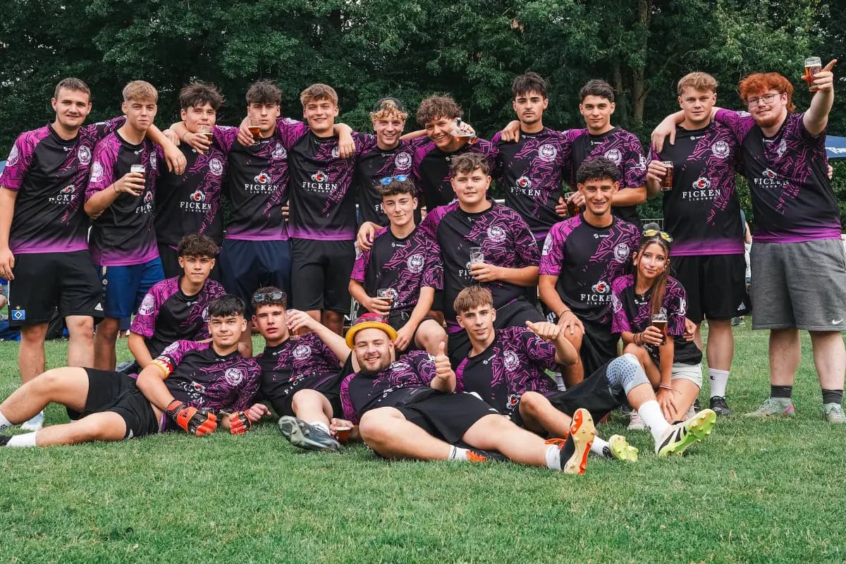 Ein Team in lila Trikots stellt sich auf