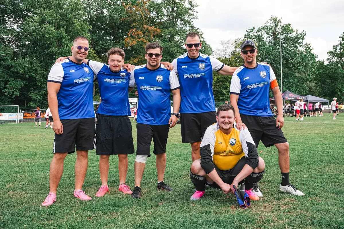 Ein Team in blauen Trikots steht auf dem Platz