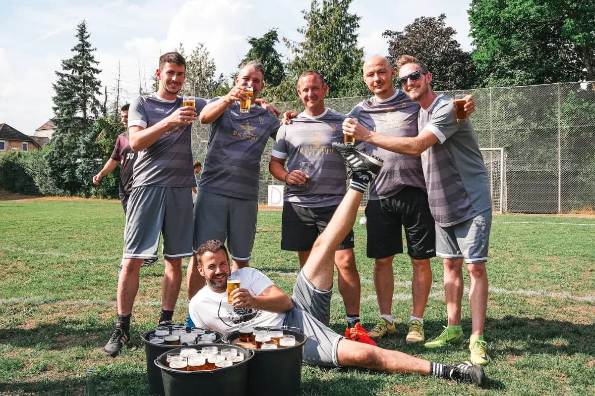 Ein Team in Weiß stellt sich vor dem Tor auf