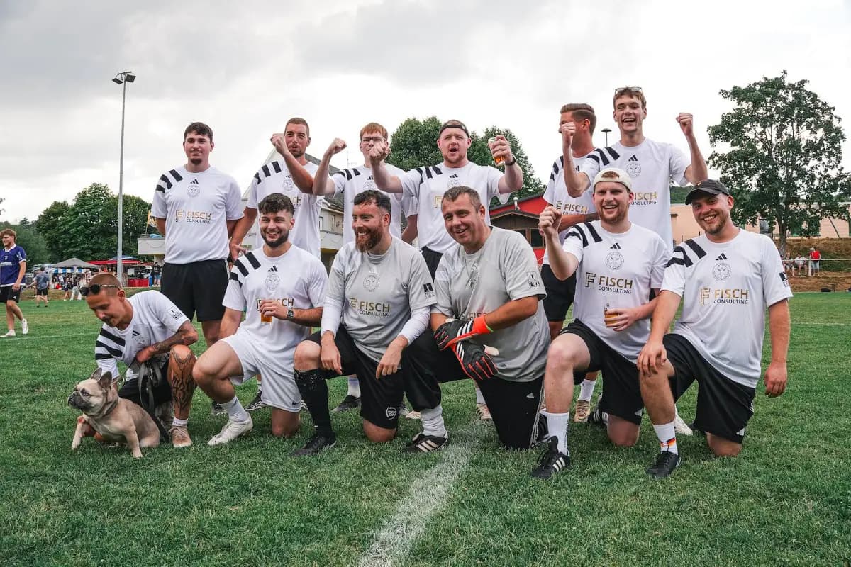Ein Team in weißen Trikots auf dem Spielfeld