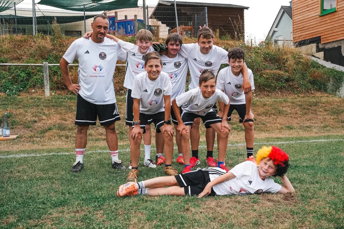 Ein Team in Schwarz und Weiß stellt sich auf