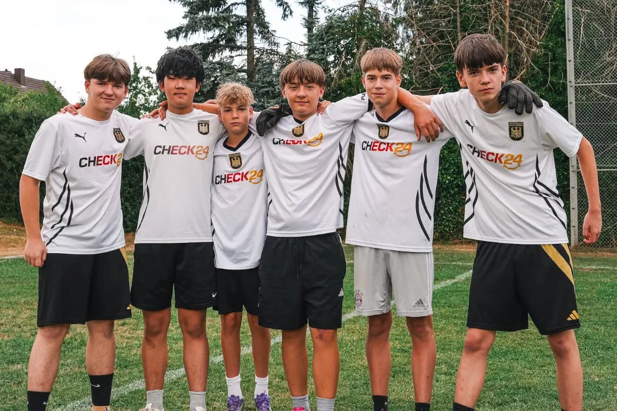 Ein Team in weißen Trikots auf dem Platz