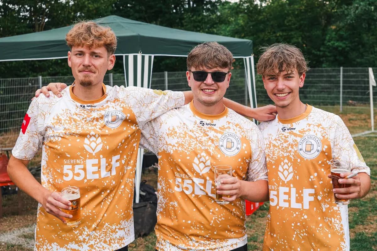 Zwei Spieler in orangefarbenen Trikots