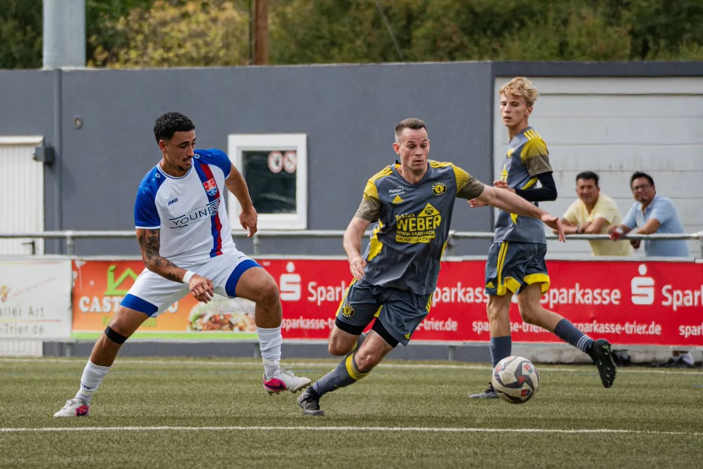 Ein Fischer Spieler zieht im Sprint am Gegenspieler vorbei, im Hintergrund die Werbebanden