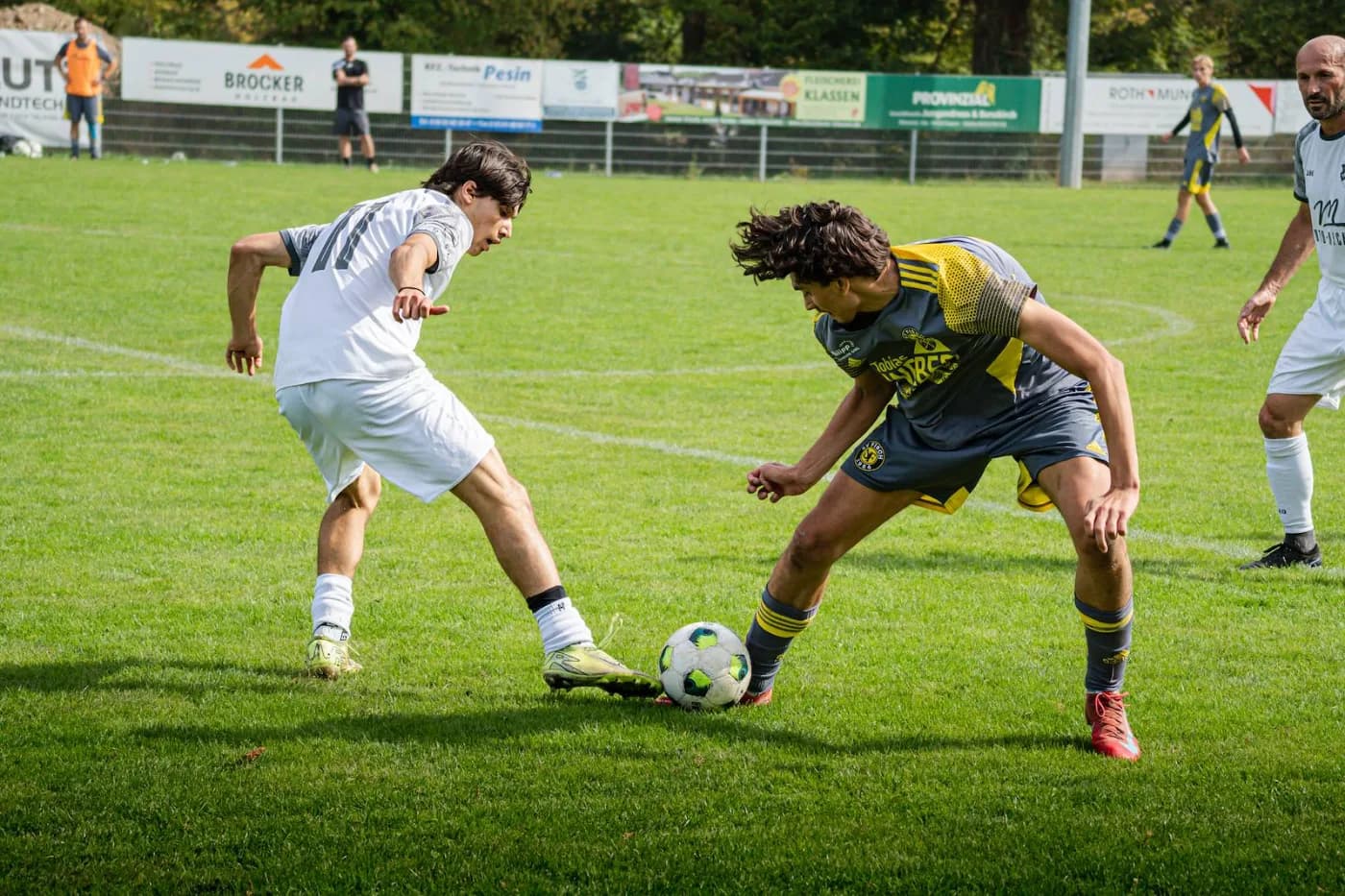 Zweikampf um den Ball, der Gegenspieler kommt von hinten