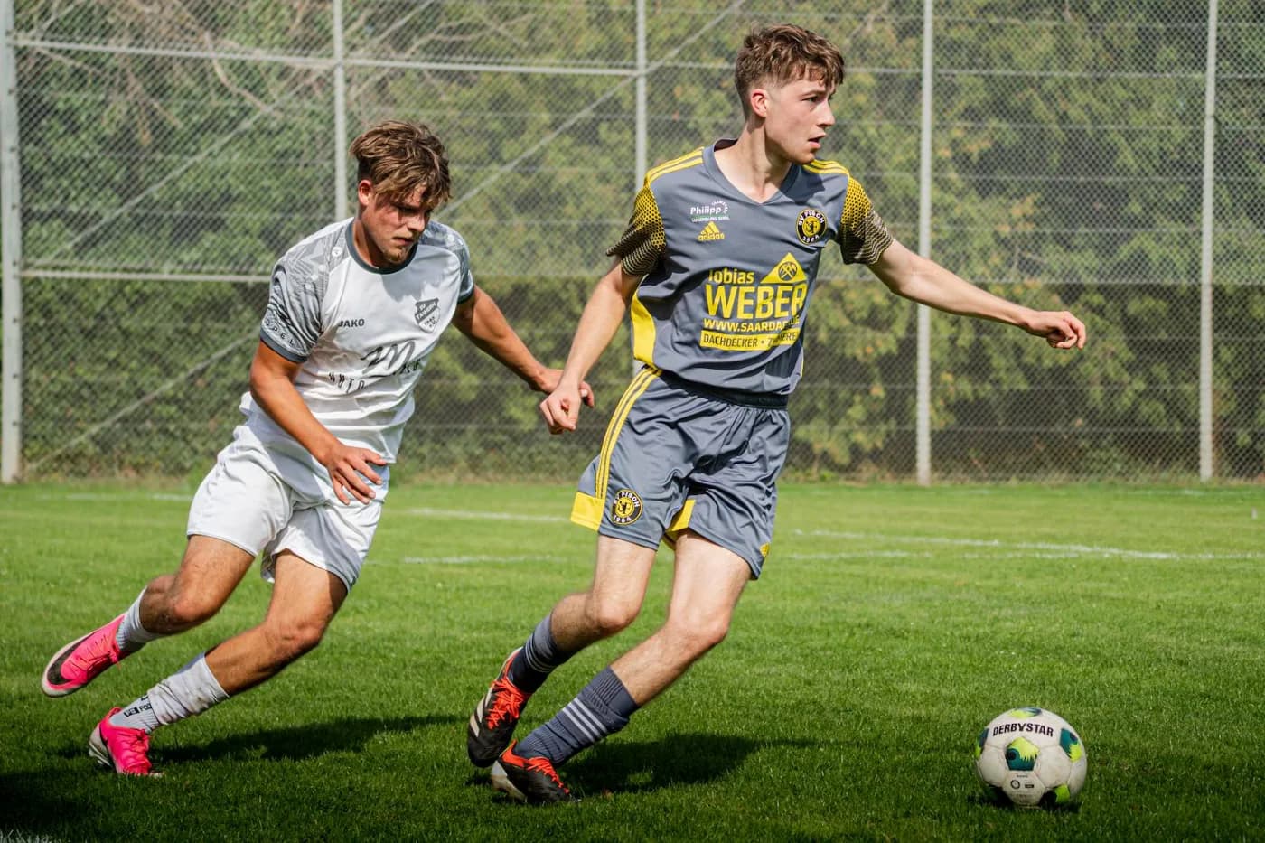 Ein Spieler zieht mit dem Ball an einem Verteidiger vorbei