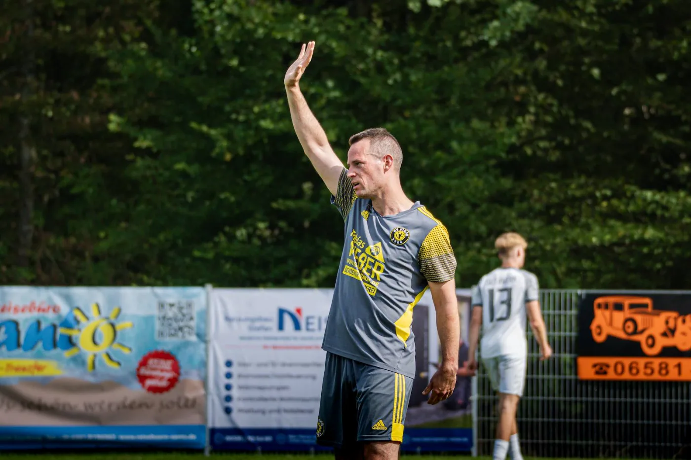 Ein Spieler hebt die Hand und fordert den Ball