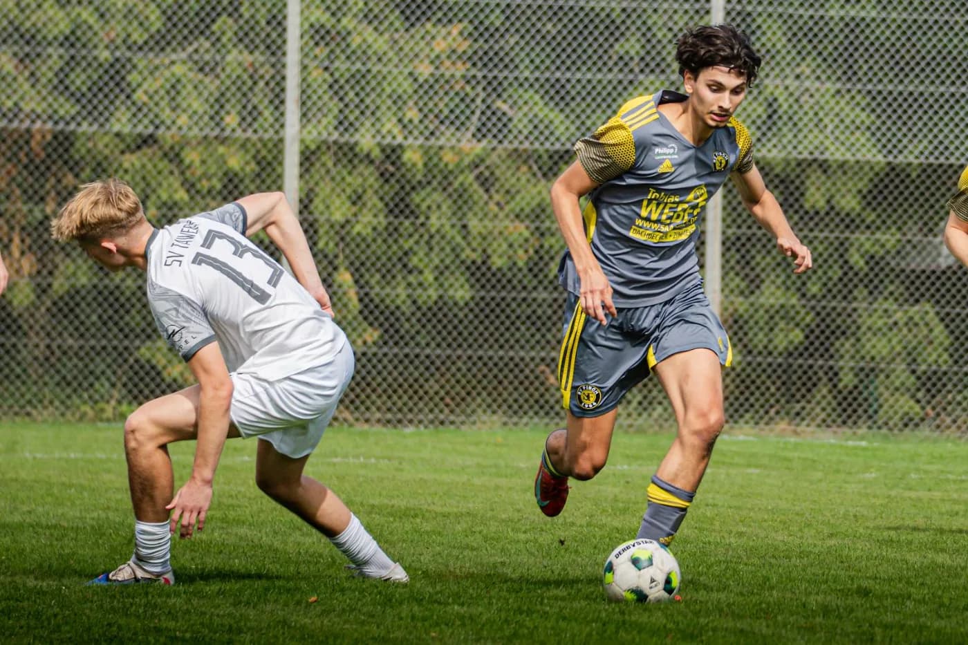 Der Gegenspieler dreht sich weg, der Fischer Spieler bleibt am Ball