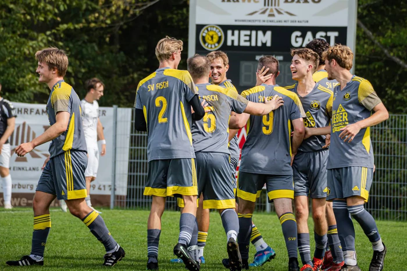 Mehrere Spieler laufen nach einem Treffer zur Jubeltraube zusammen
