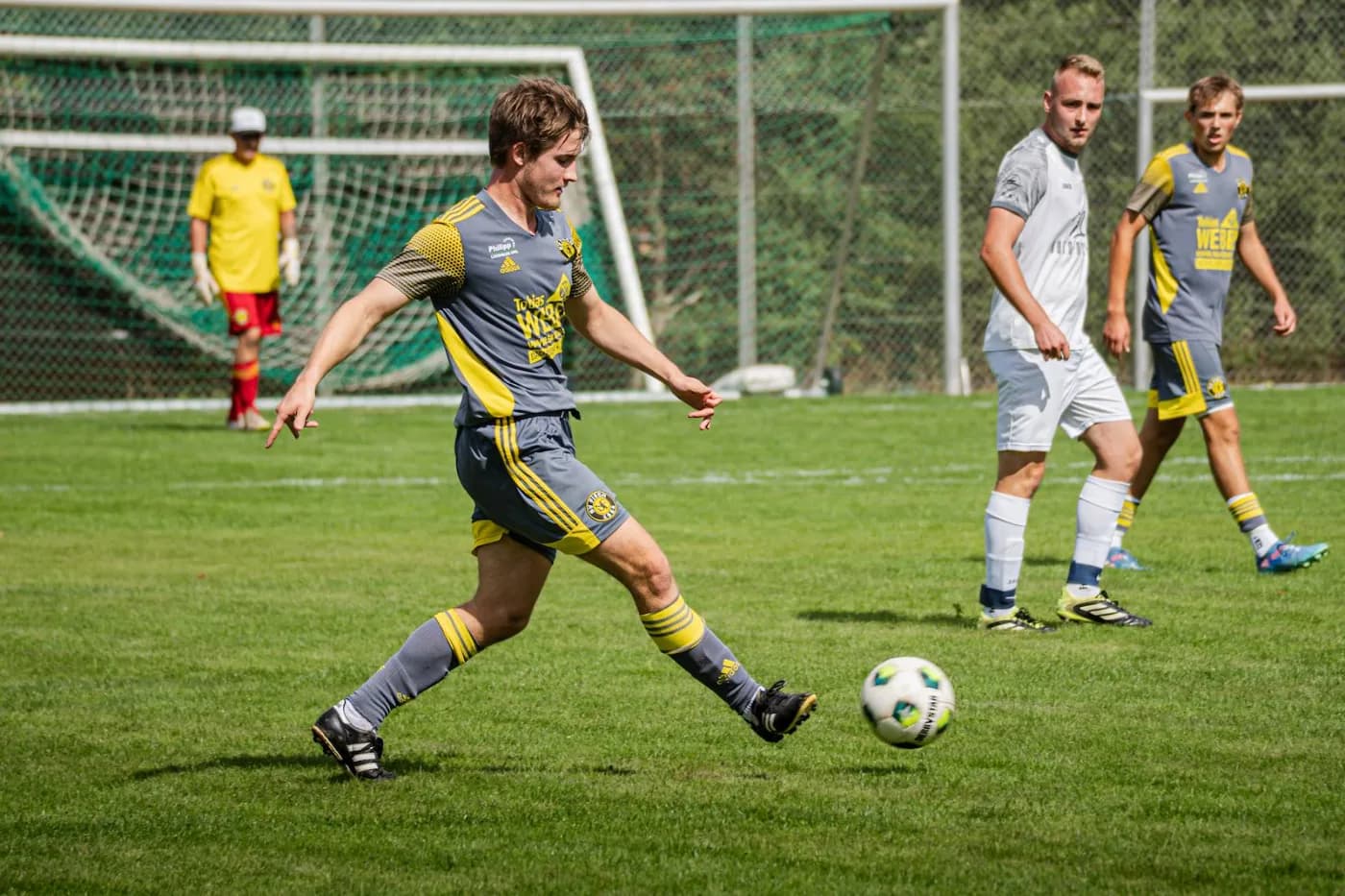 Ein Spieler holt zum Schuss aufs Tor aus