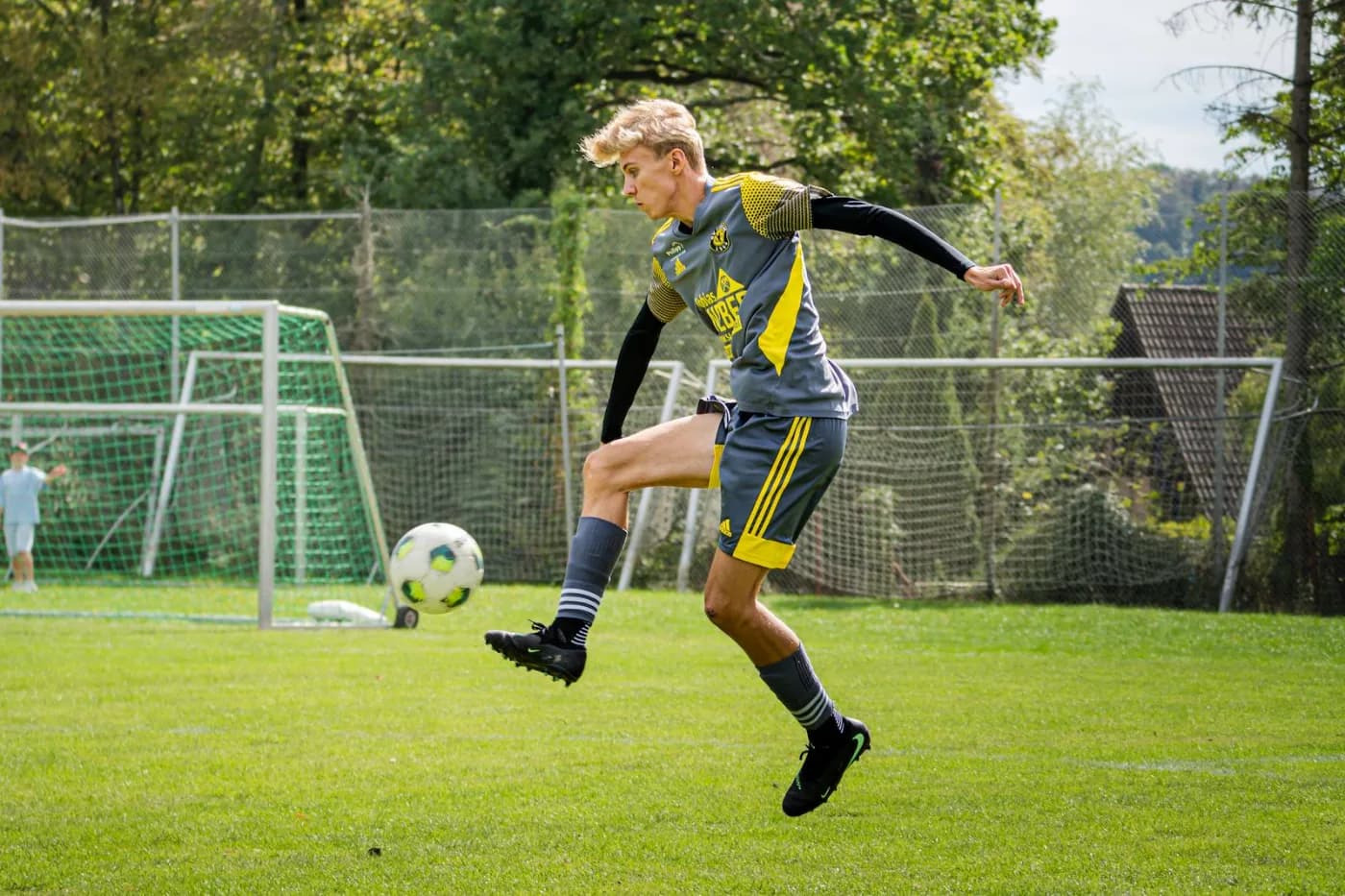 Ein Spieler springt hoch und nimmt den Ball mit dem Kopf