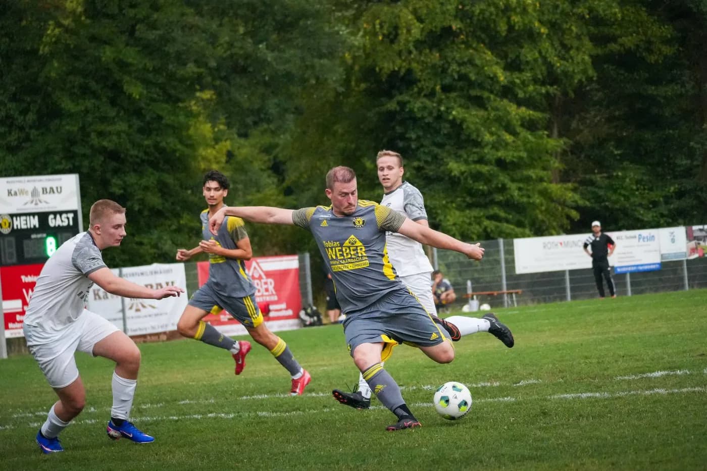 Zweikampf um den Ball, im Hintergrund die Anzeigetafel