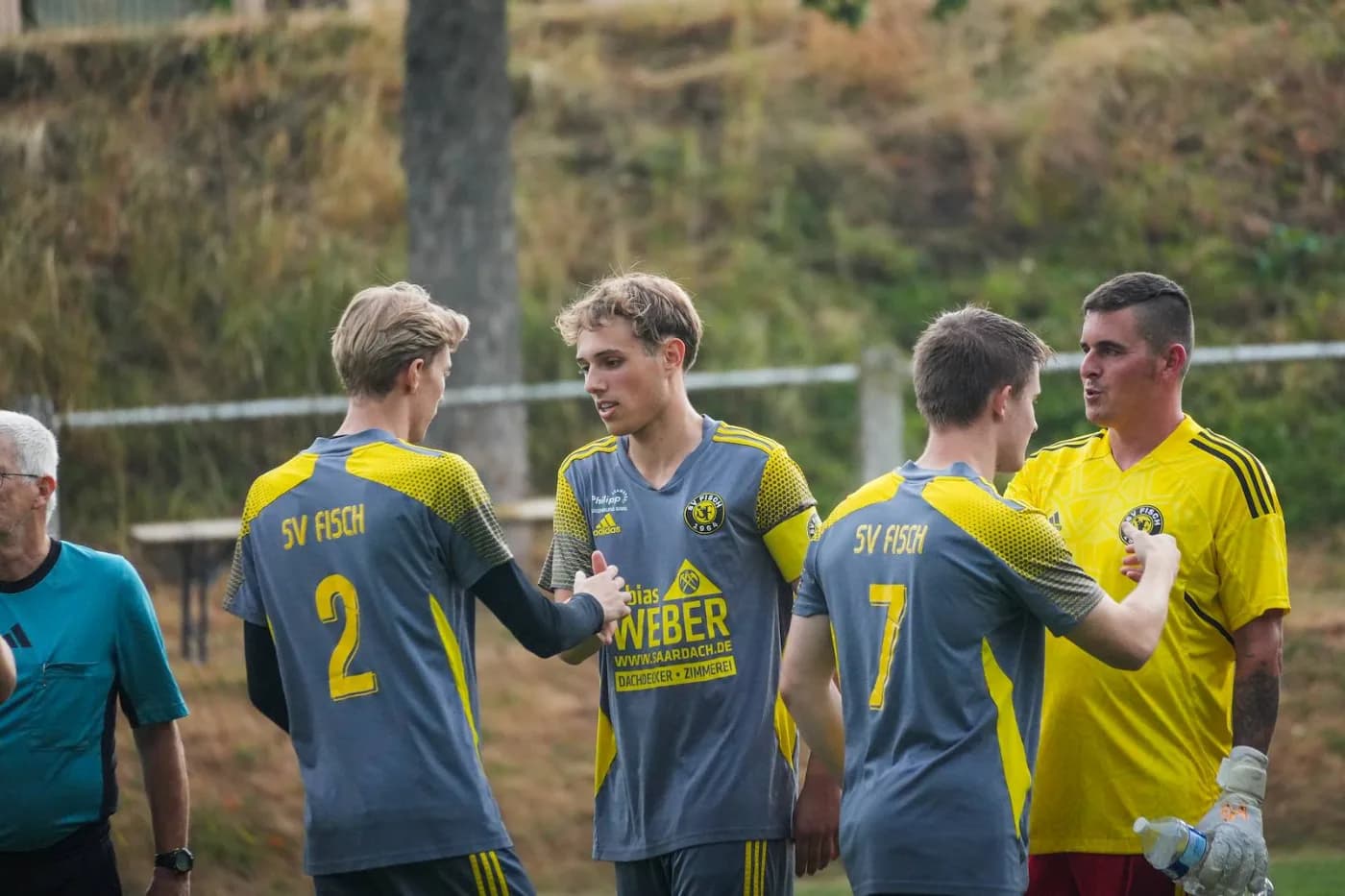 Spieler klatschen sich an der Seitenlinie ab