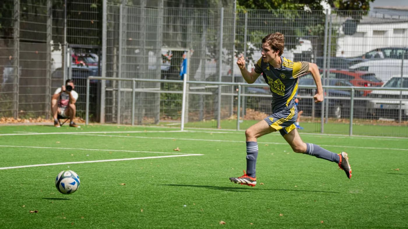 Ein Spieler sprintet allein auf den Ball zu