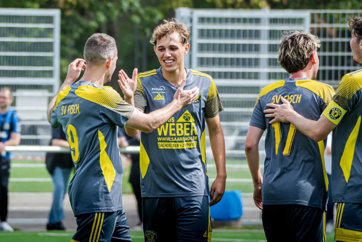 Mehrere Spieler beglückwünschen sich nach einem Treffer