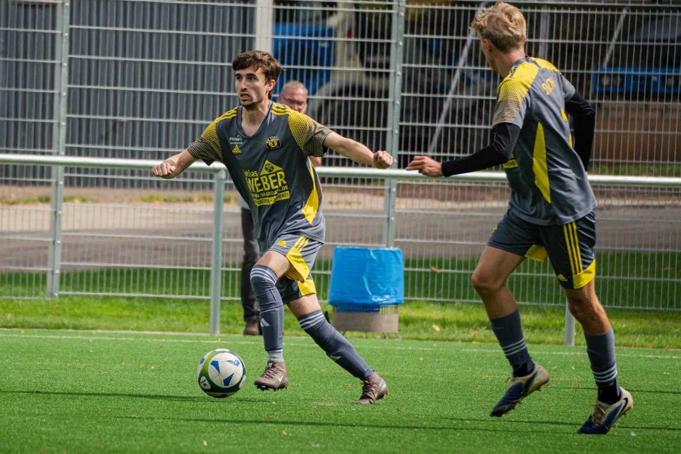 Ein Spieler läuft mit dem Ball am Fuß