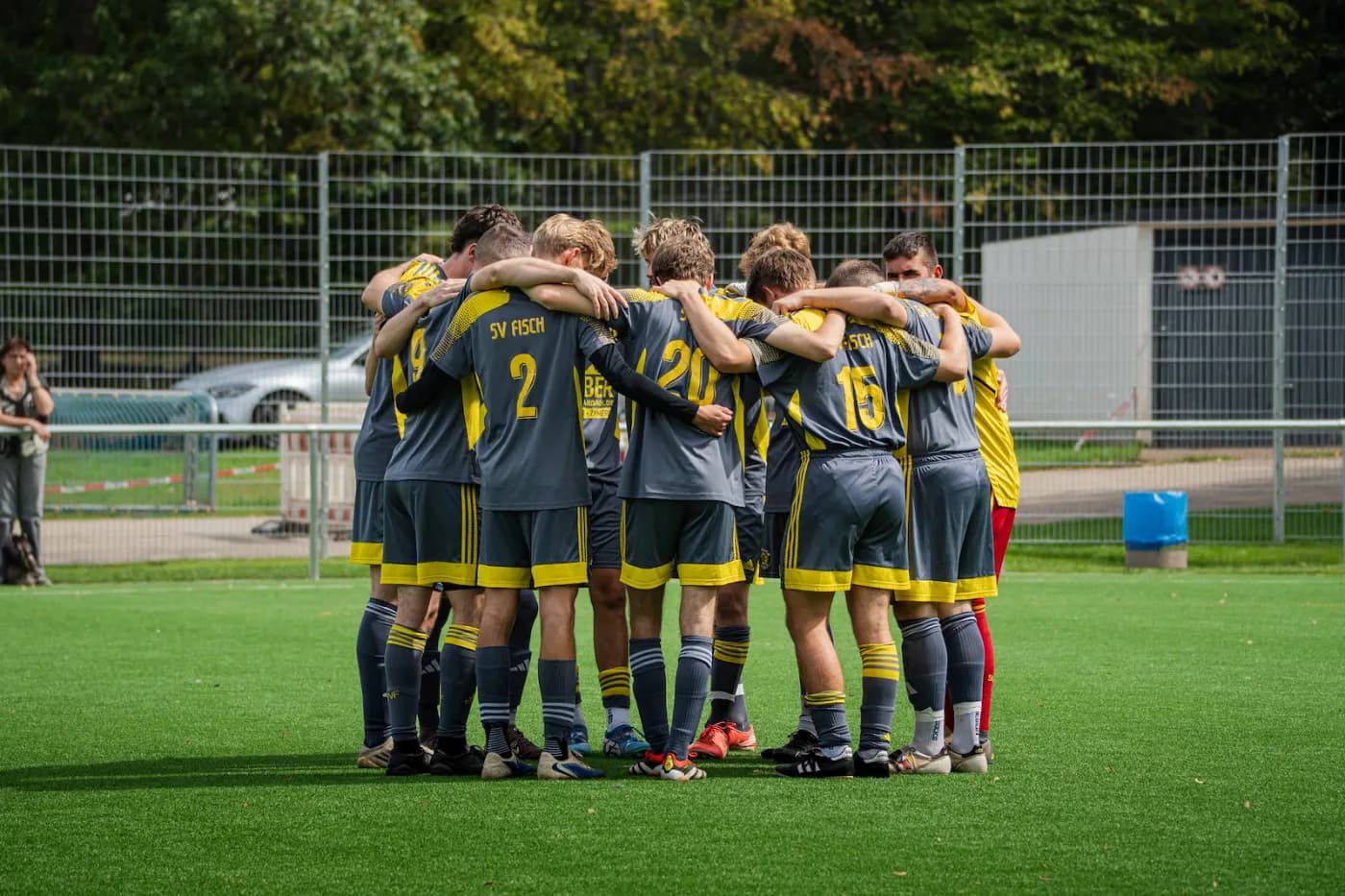 Die Mannschaft steht vor dem Anpfiff im Kreis